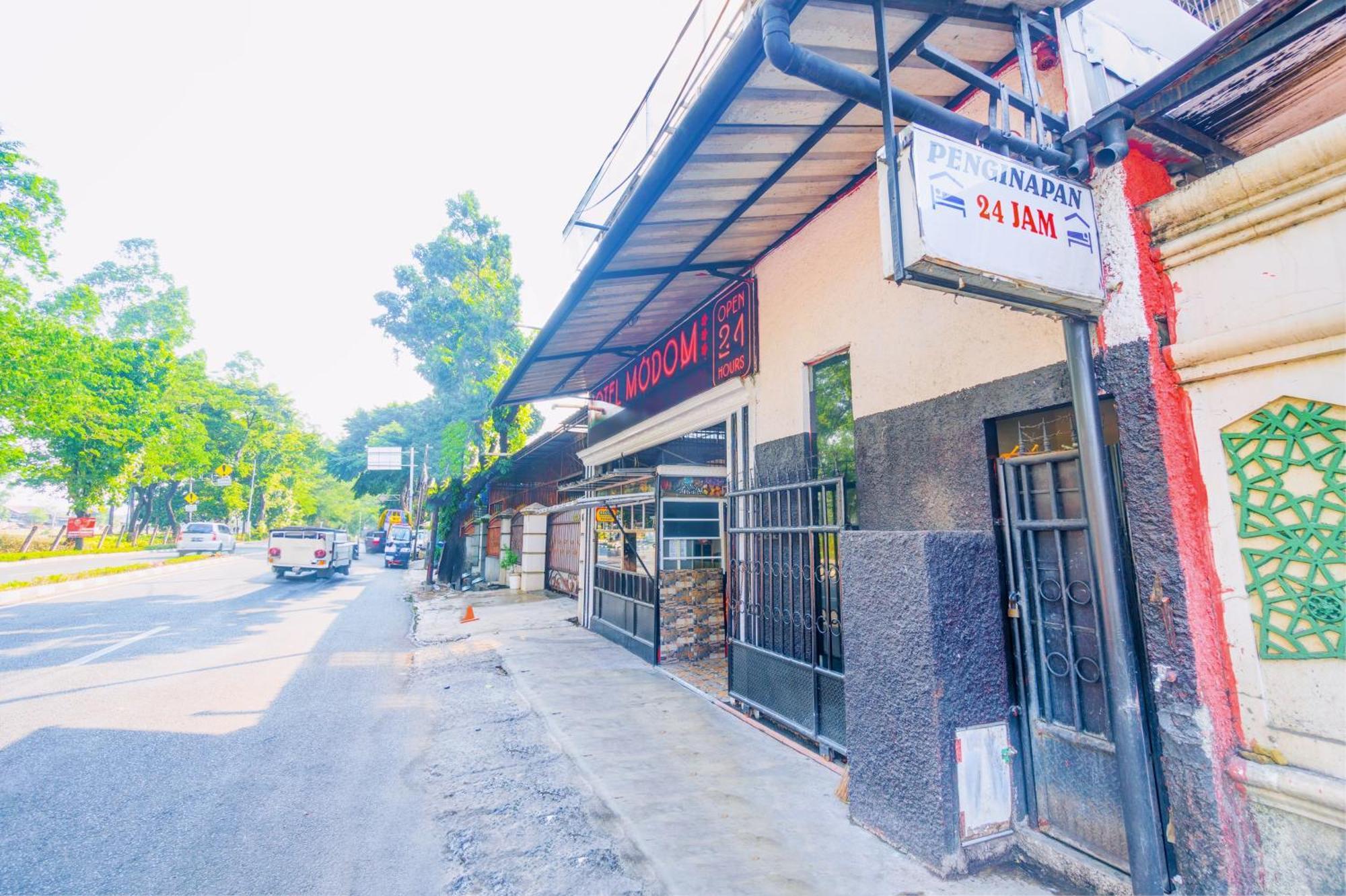 Oyo 93132 Modom Homestay Near Rs Islam Jakarta Pondok Kopi Exterior foto