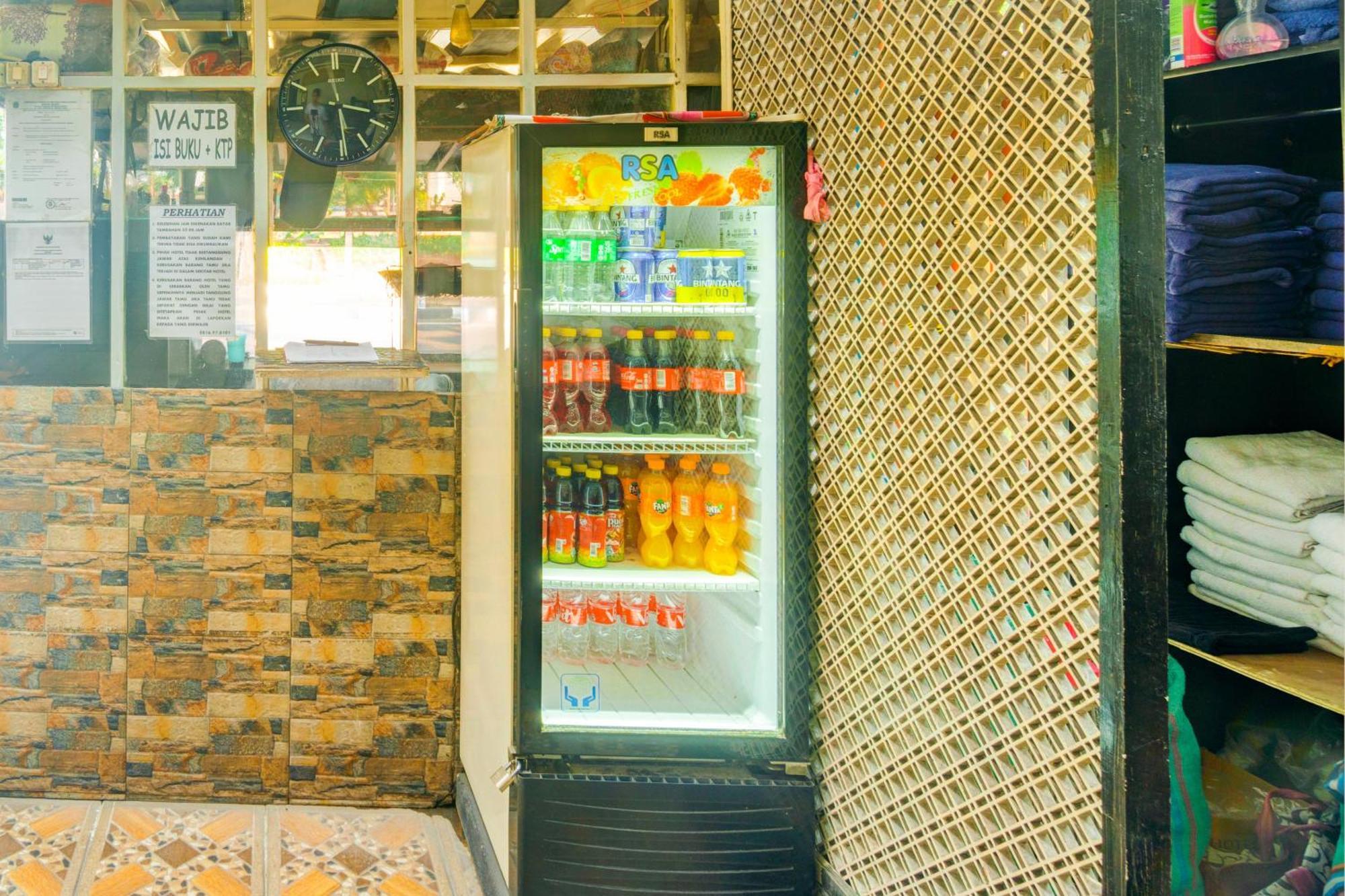 Oyo 93132 Modom Homestay Near Rs Islam Jakarta Pondok Kopi Exterior foto